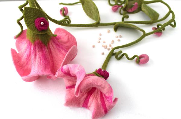 2er Set Filz Blumen in rosa und pink mit Blätter und Girlande als Fensterdekoration
