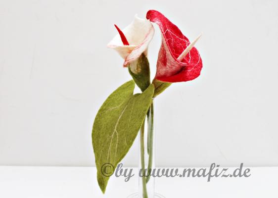 2x gefilzte Calla mit Blatt in weiß und rot, zauberhaftes Geschenk zum Geburtstag, zum Muttertag